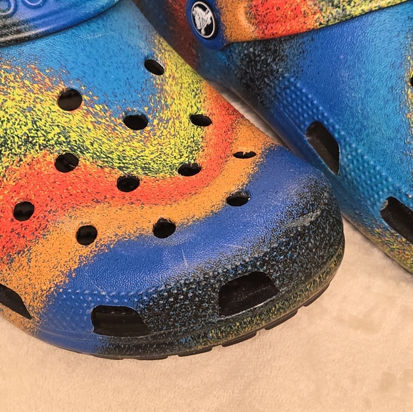 Crocs Classic Tie Dye Graphic Clog Black/Multi Spray Dye - Picture 2 of 10